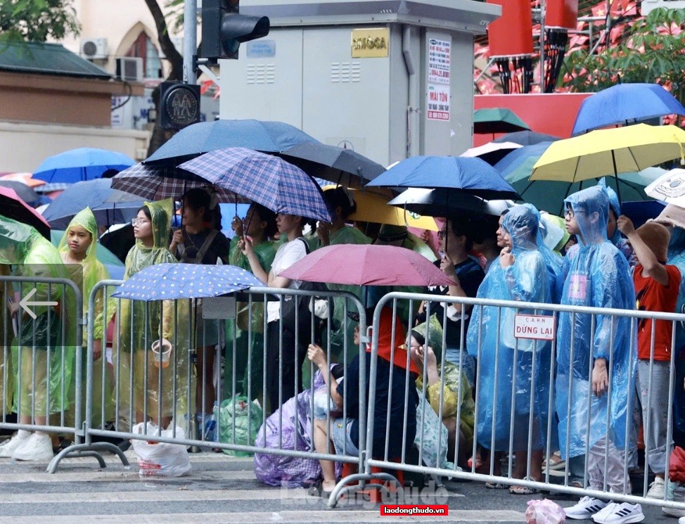 Hàng nghìn người dân vượt nắng, thắng mưa theo dõi buổi hợp luyện diễu binh, diễu hành chiều 24/8 Hàng nghìn người dân vượt nắng, thắng mưa theo dõi buổi hợp luyện diễu binh, diễu hành chiều 24/8