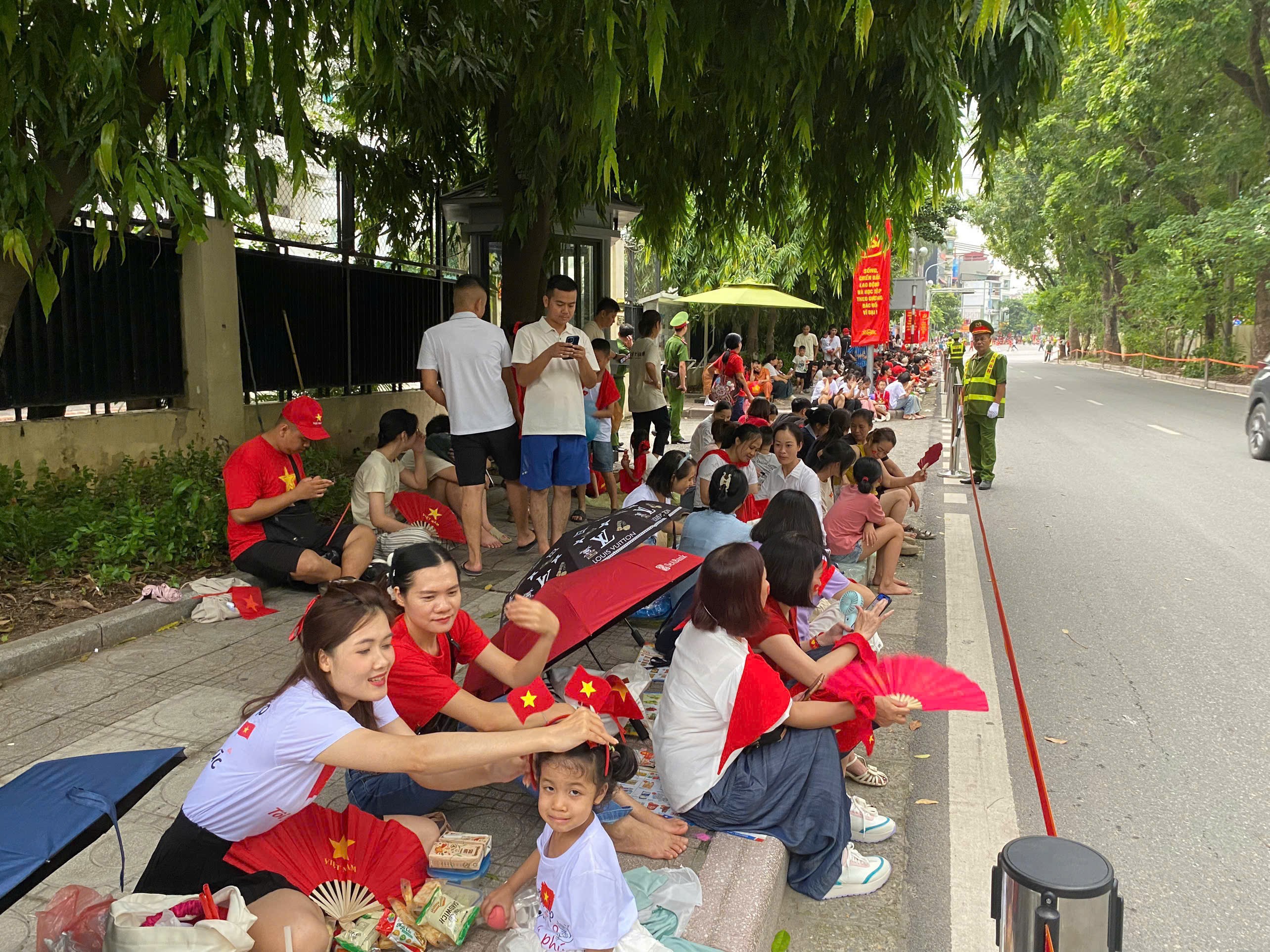 Hà Nội rộn ràng trước giờ tổng hợp luyện diễu binh, diễu hành lần 2 Hà Nội rộn ràng trước giờ tổng hợp luyện diễu binh diễu hành lần 2