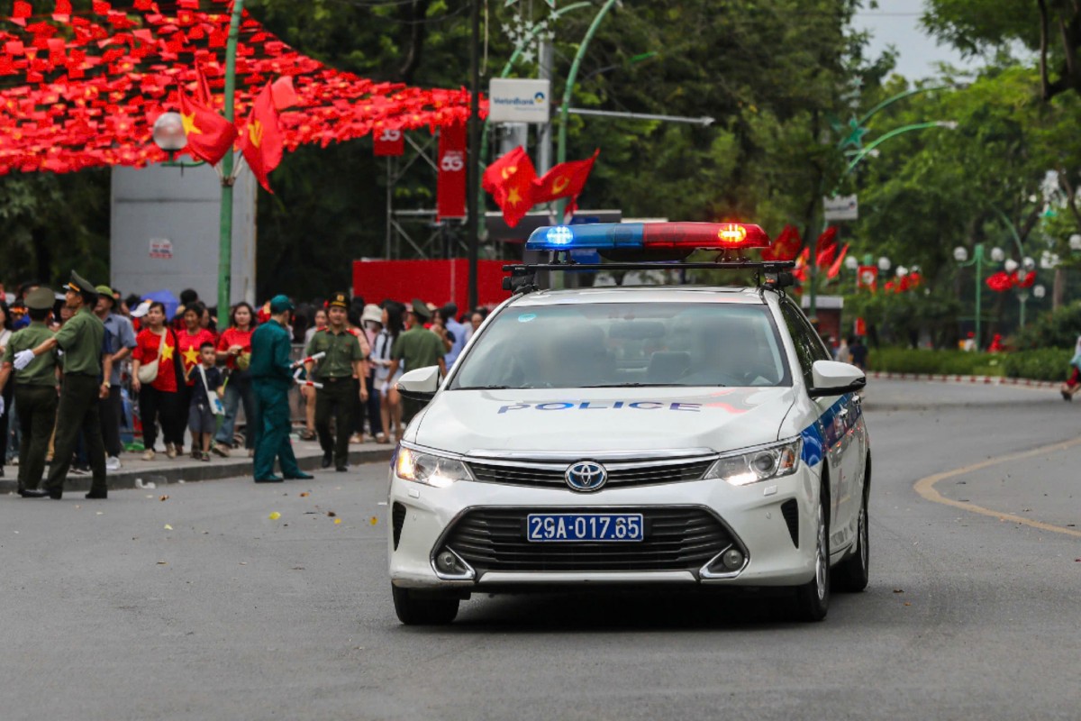 Cảnh sát giao thông Hà Nội kịp thời mở đường đưa cháu bé đi cấp cứu