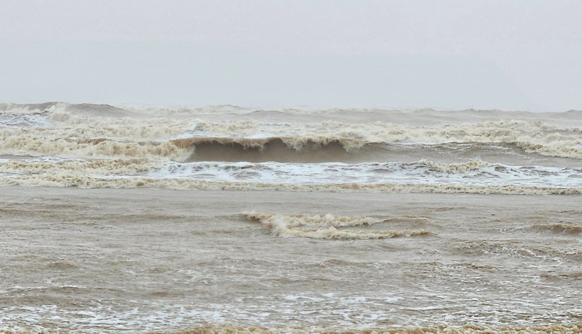 Bão số 5 bắt đầu gây mưa to, gió lớn tại các tỉnh Thanh Hóa, Nghệ An, Hà Tĩnh