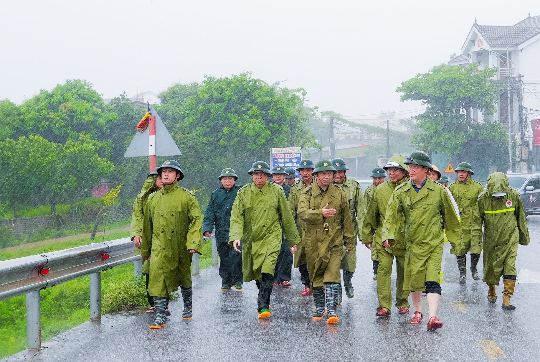 Phó Thủ tướng Trần Hồng Hà kiểm tra điểm sơ tán người dân ở Nghệ An