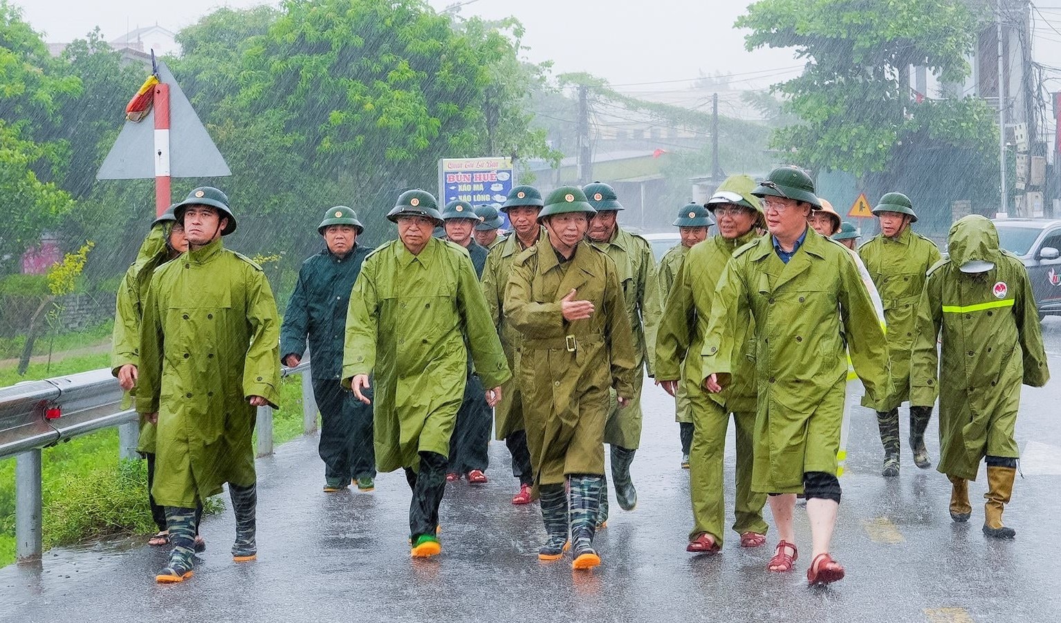 Phó Thủ tướng Trần Hồng Hà kiểm tra điểm sơ tán người dân ở Nghệ An