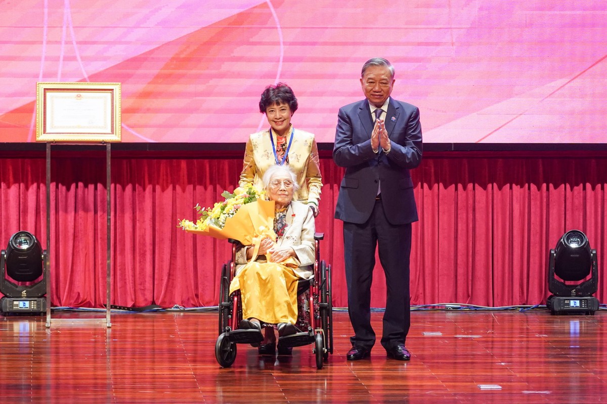 Nguyên Phó Chủ tịch nước Nguyễn Thị Bình được tặng danh hiệu Anh hùng Lao động