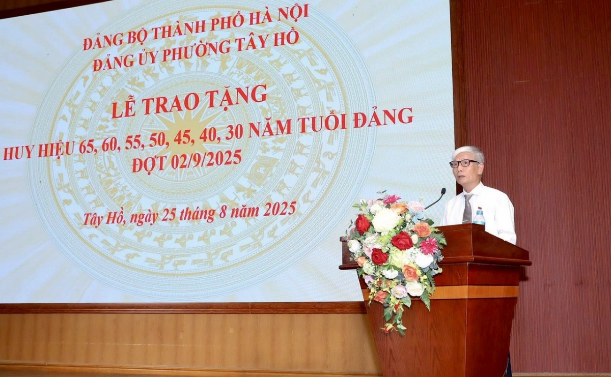 Phường Tây Hồ trang trọng tổ chức Lễ trao Huy hiệu Đảng đợt 2/9