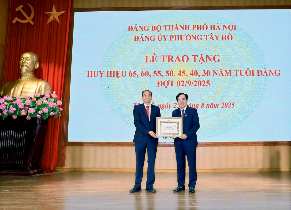 Noi gương các đảng viên lão thành, xây dựng phường Tây Hồ văn minh - hiện đại