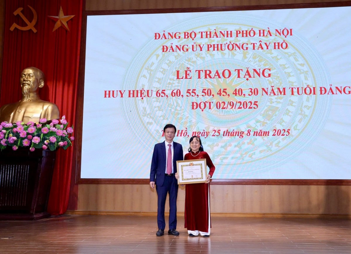 Phường Tây Hồ trang trọng tổ chức Lễ trao Huy hiệu Đảng đợt 2/9