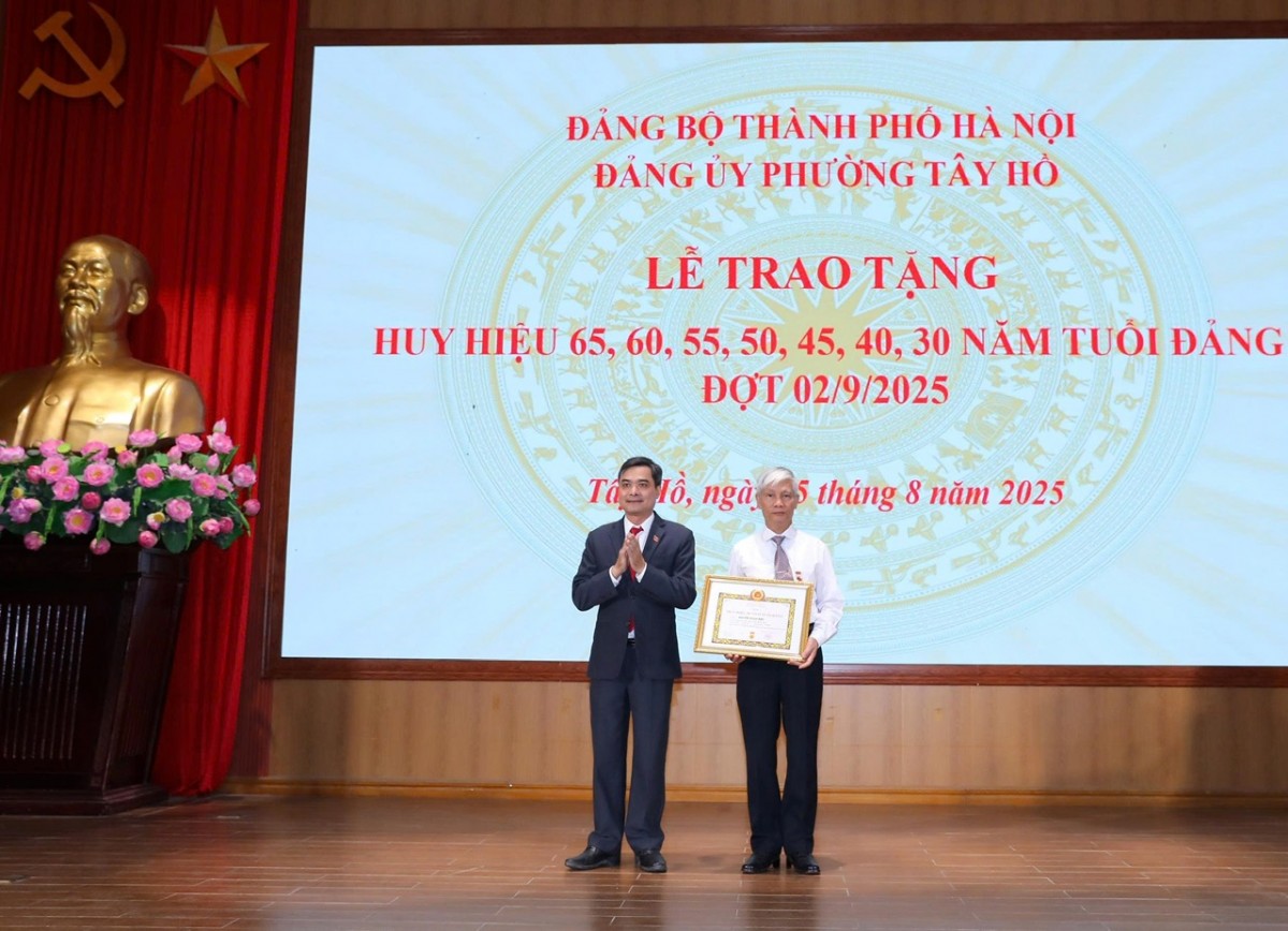 Phường Tây Hồ trang trọng tổ chức Lễ trao Huy hiệu Đảng đợt 2/9