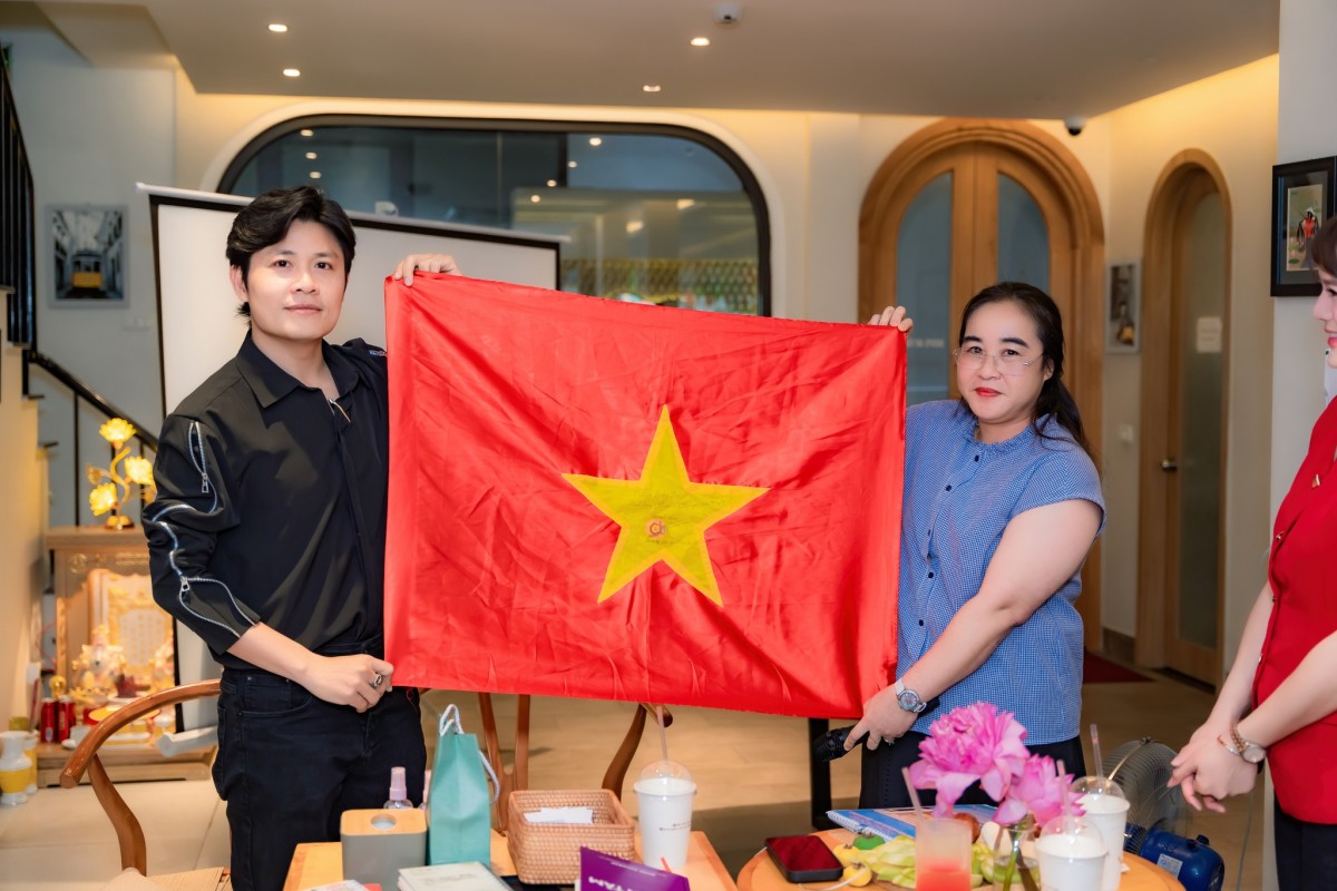 Người Hà Nội sẵn sàng chào đón bạn bè trong niềm vui chung của dân tộc