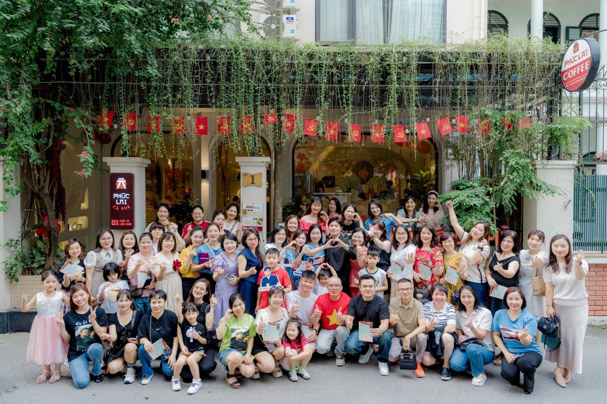 Người Hà Nội sẵn sàng chào đón bạn bè trong niềm vui chung của dân tộc