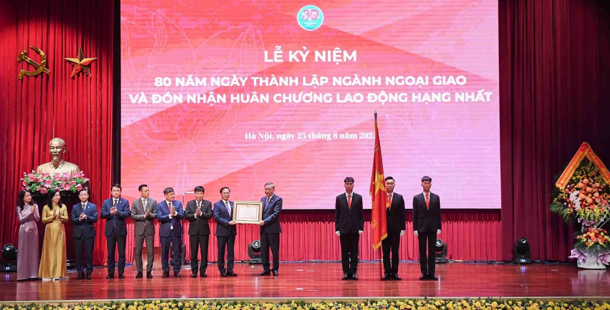 Tổng Bí thư Tô Lâm trao Huân chương Lao động hạng Nhất tặng Bộ Ngoại giao