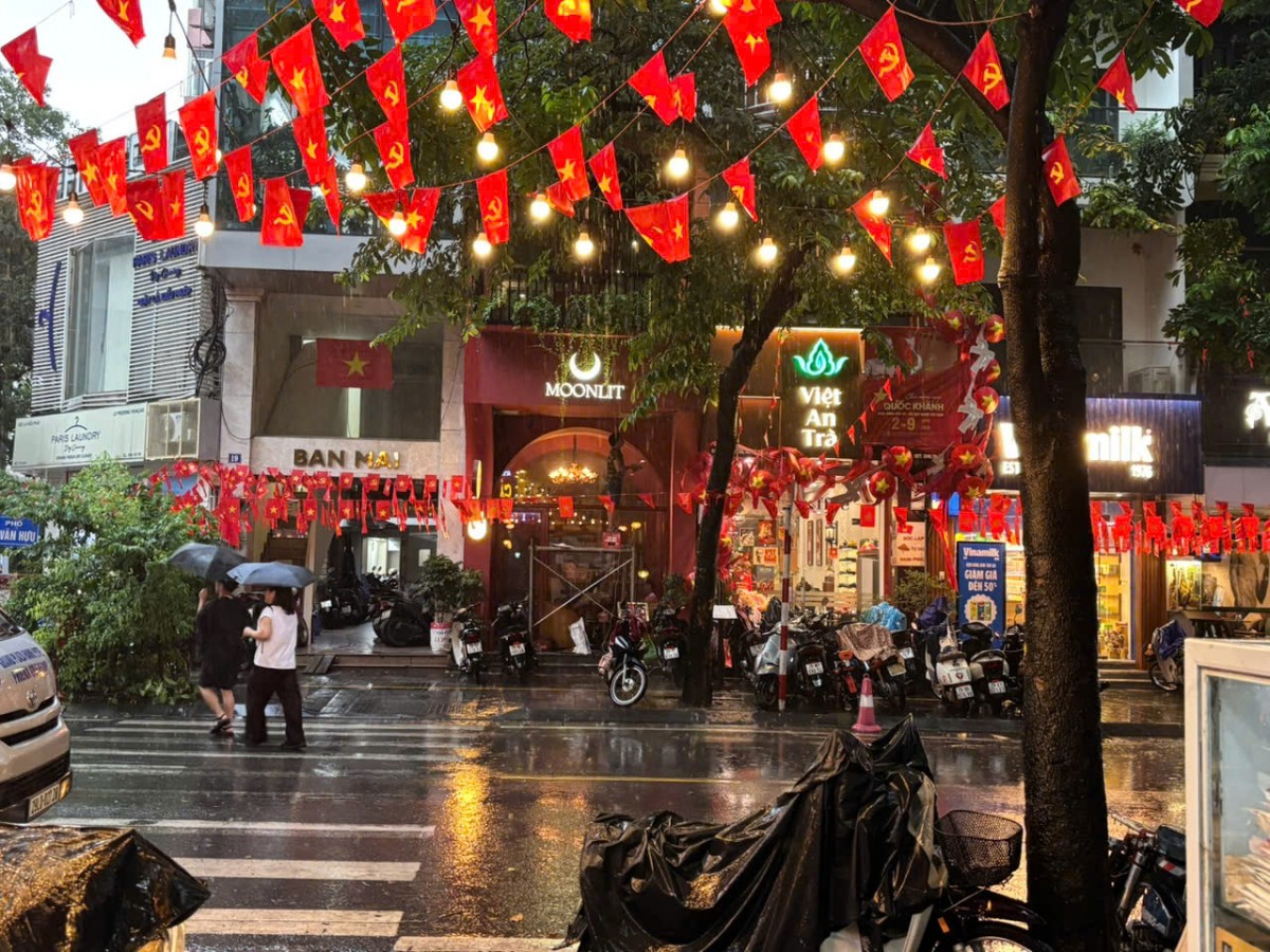 Người Hà Nội sẵn sàng chào đón bạn bè trong niềm vui chung của dân tộc