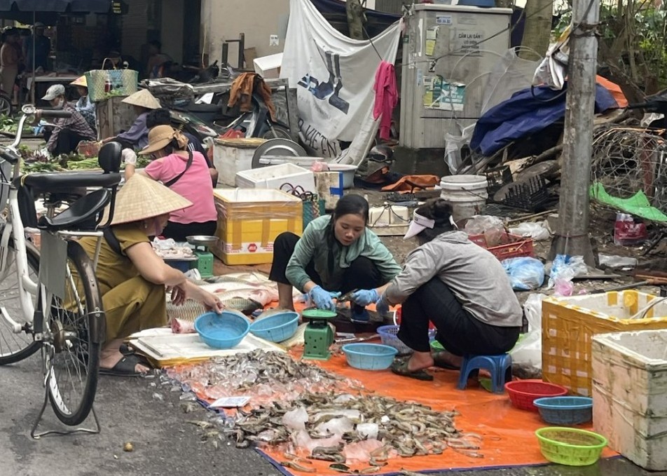 Hà Nội yêu cầu xử lý dứt điểm chợ “cóc”, chợ “tạm”