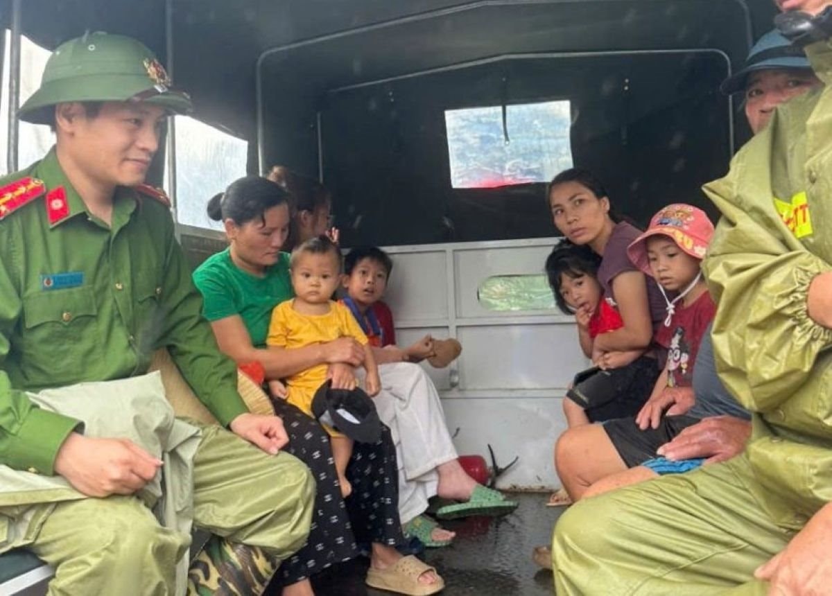 Mưa lớn, gió to, nhiều nơi ở Thanh Hóa - Nghệ An - Hà Tĩnh đã thiệt hại tài sản