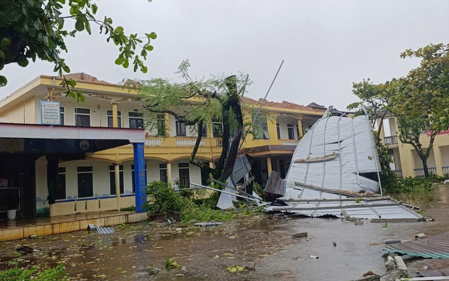 Mưa lớn, gió to, nhiều nơi ở Thanh Hóa - Nghệ An - Hà Tĩnh đã thiệt hại tài sản