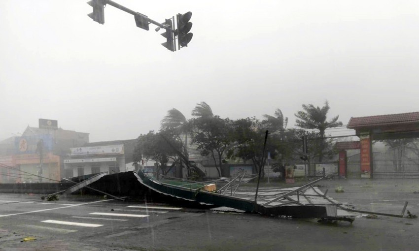 Mưa lớn, gió to, nhiều nơi ở Thanh Hóa - Nghệ An - Hà Tĩnh đã thiệt hại tài sản