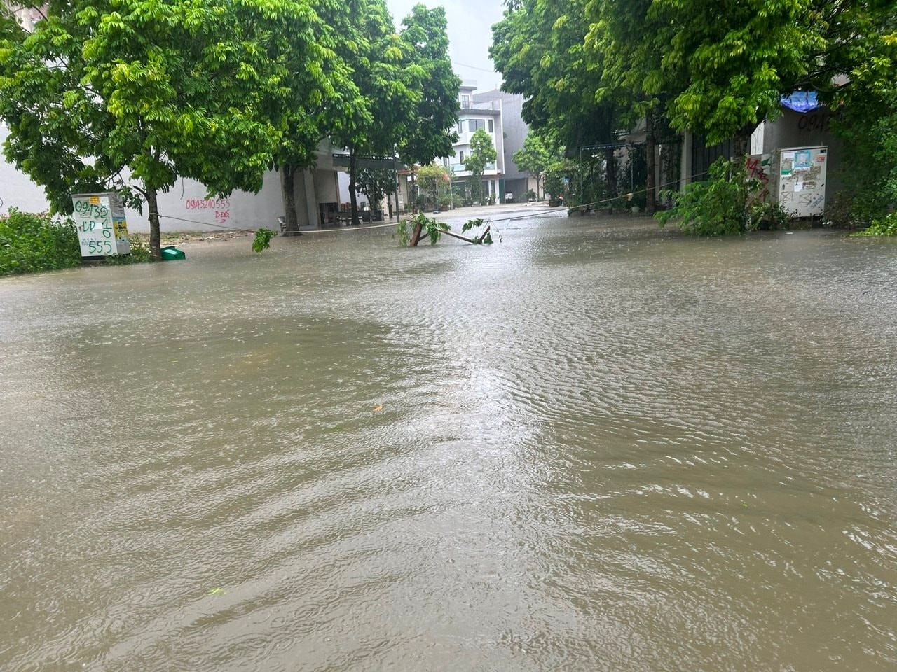 Mưa lớn, gió to, nhiều nơi ở Thanh Hóa - Nghệ An - Hà Tĩnh đã thiệt hại tài sản