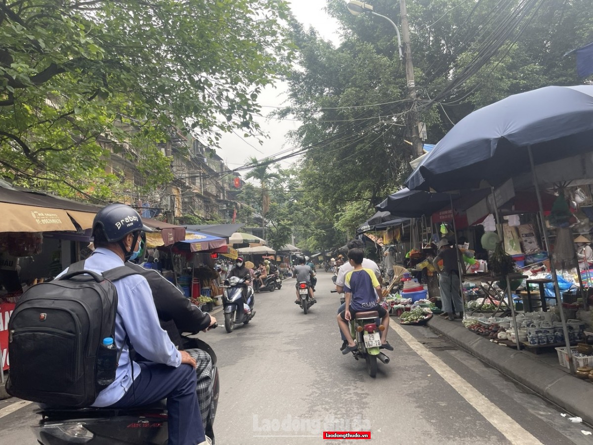 Xóa chợ cóc, chợ tạm ở Hà Nội: Cần giải pháp đồng bộ, quyết liệt