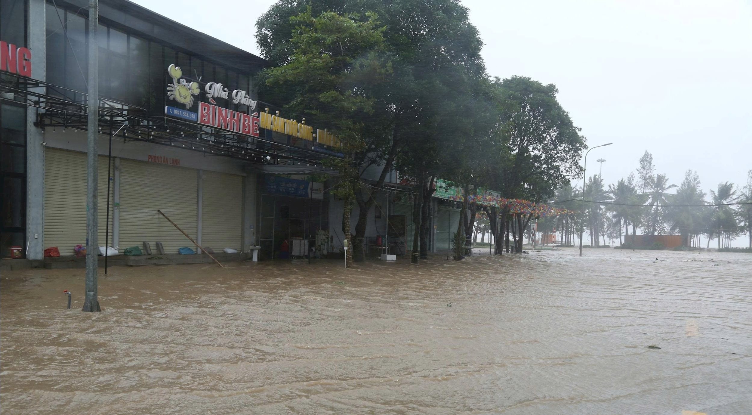 Mưa lớn, gió to, nhiều nơi ở Thanh Hóa - Nghệ An - Hà Tĩnh đã thiệt hại tài sản