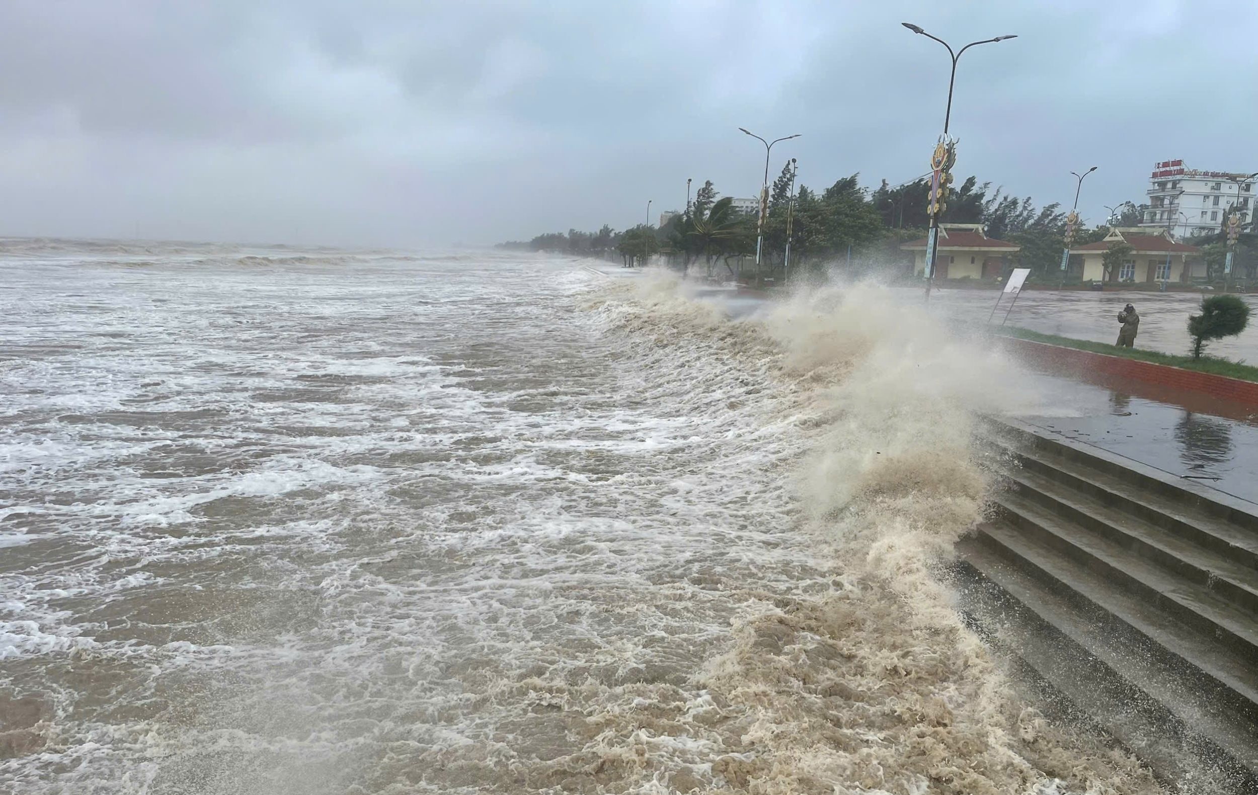 Mưa lớn, gió to, nhiều nơi ở Thanh Hóa - Nghệ An - Hà Tĩnh đã thiệt hại tài sản