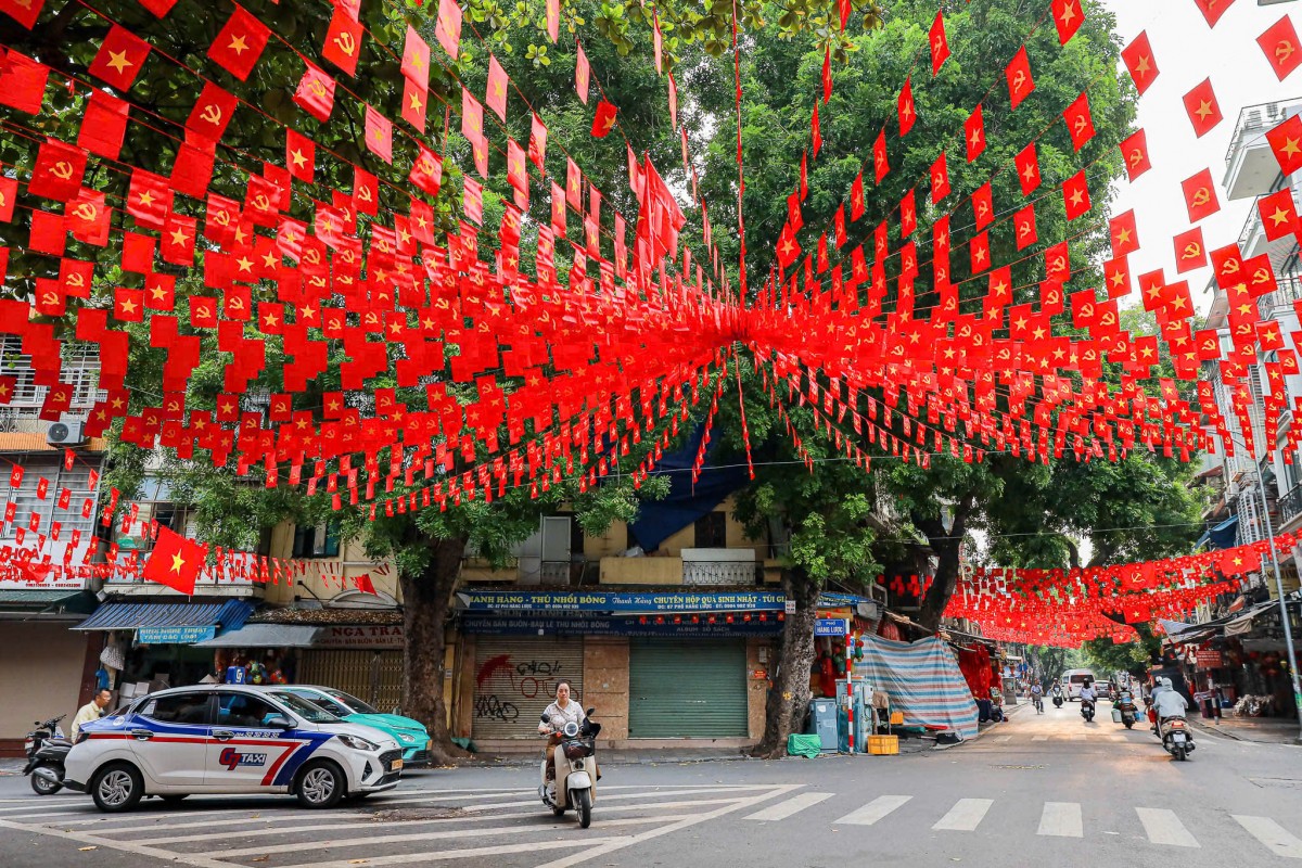 Người Hà Nội sẵn sàng chào đón bạn bè trong niềm vui chung của dân tộc