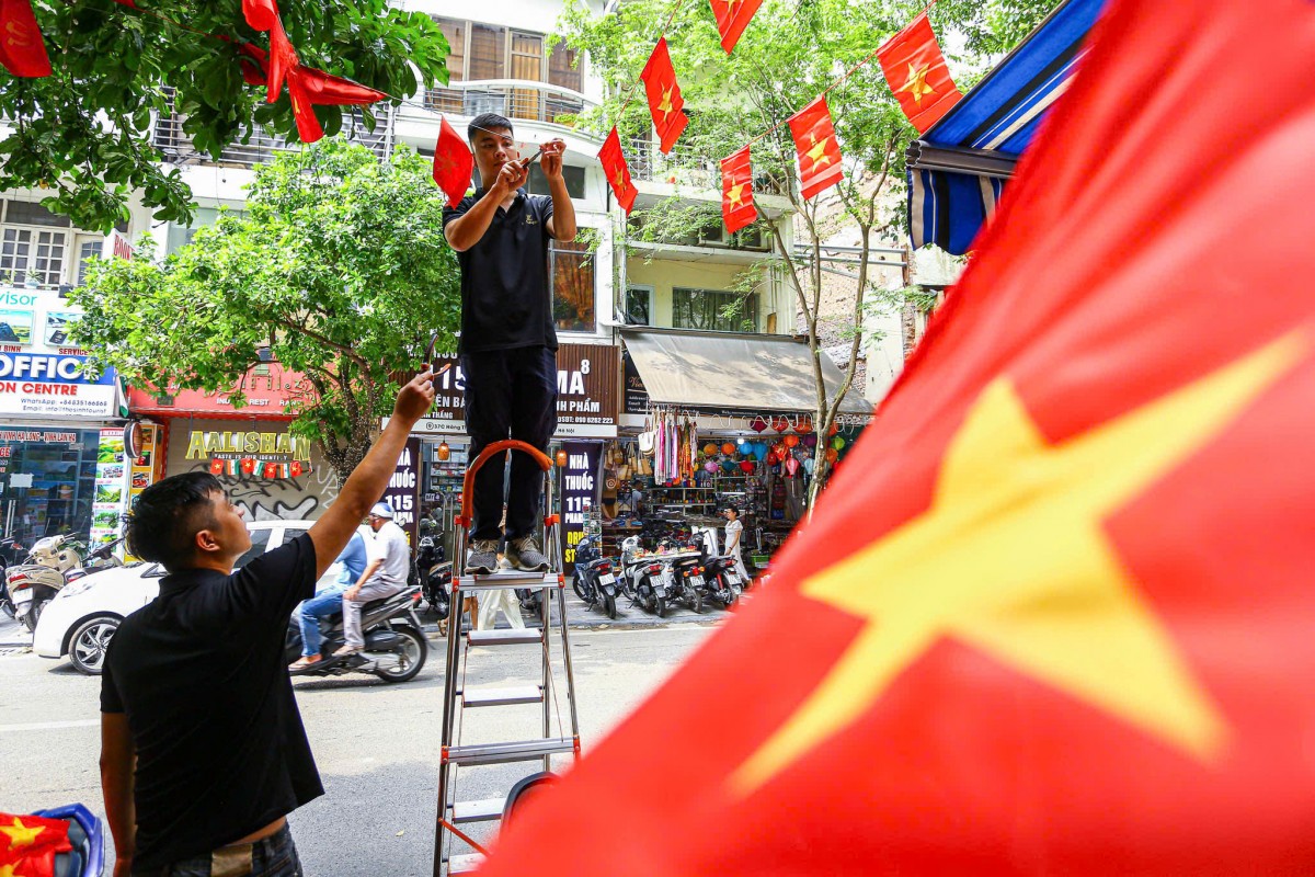 Người Hà Nội sẵn sàng chào đón bạn bè trong niềm vui chung của dân tộc