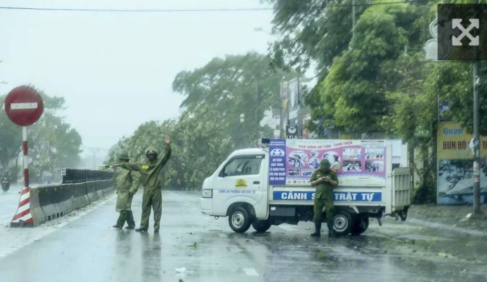 Mưa lớn, gió to, nhiều nơi ở Thanh Hóa - Nghệ An - Hà Tĩnh đã thiệt hại tài sản