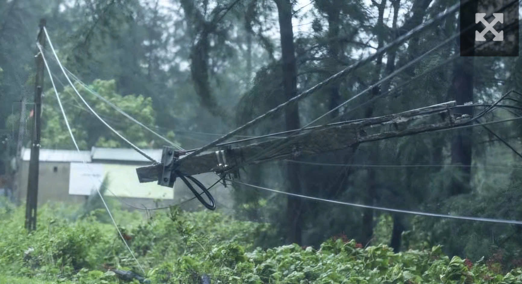 Mưa lớn, gió to, nhiều nơi ở Thanh Hóa - Nghệ An - Hà Tĩnh đã thiệt hại tài sản