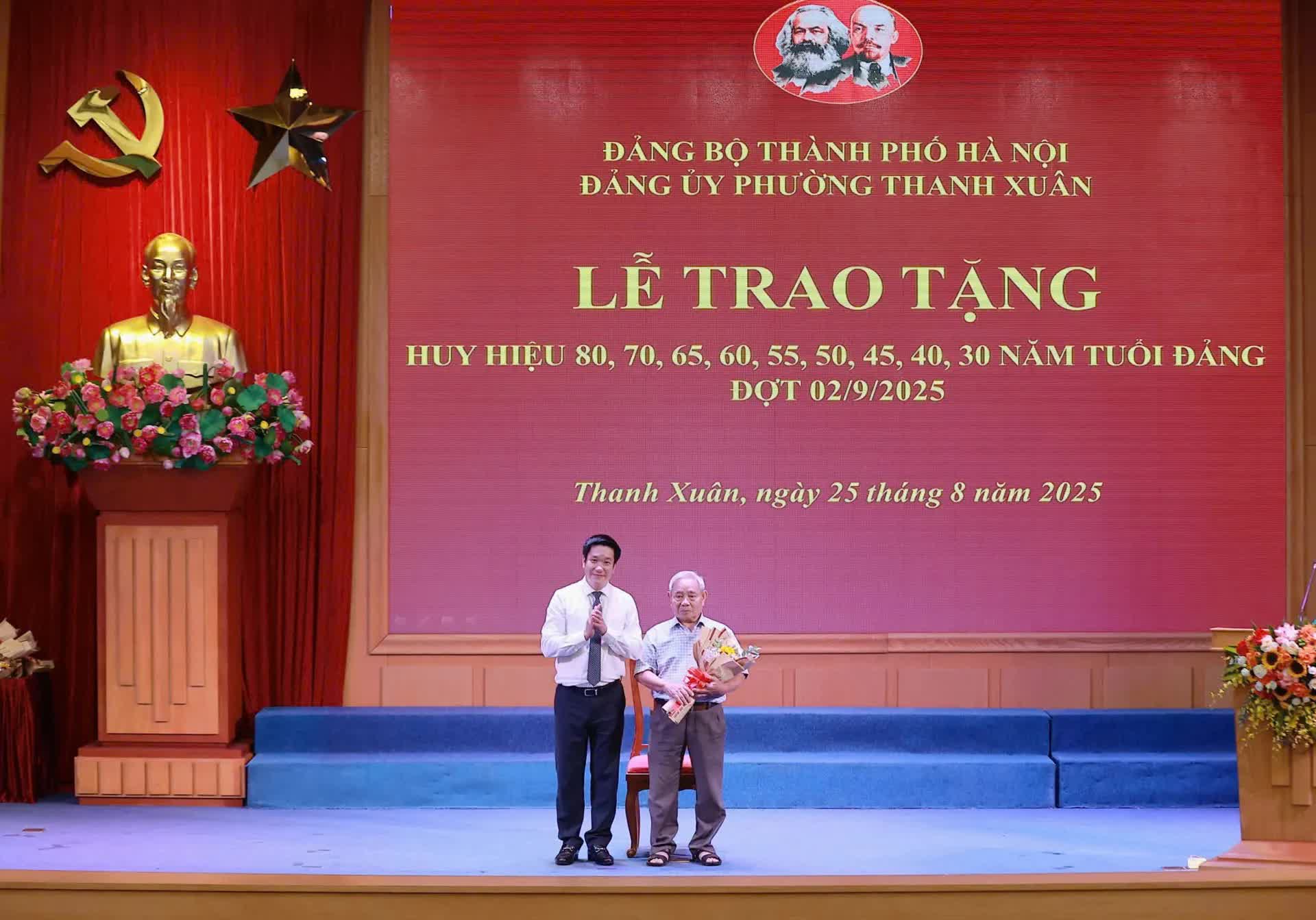 Đảng ủy phường Thanh Xuân trao Huy hiệu Đảng cho 222 đảng viên Đảng ủy phường Thanh Xuân trao Huy hiệu Đảng cho 222 đảng viên