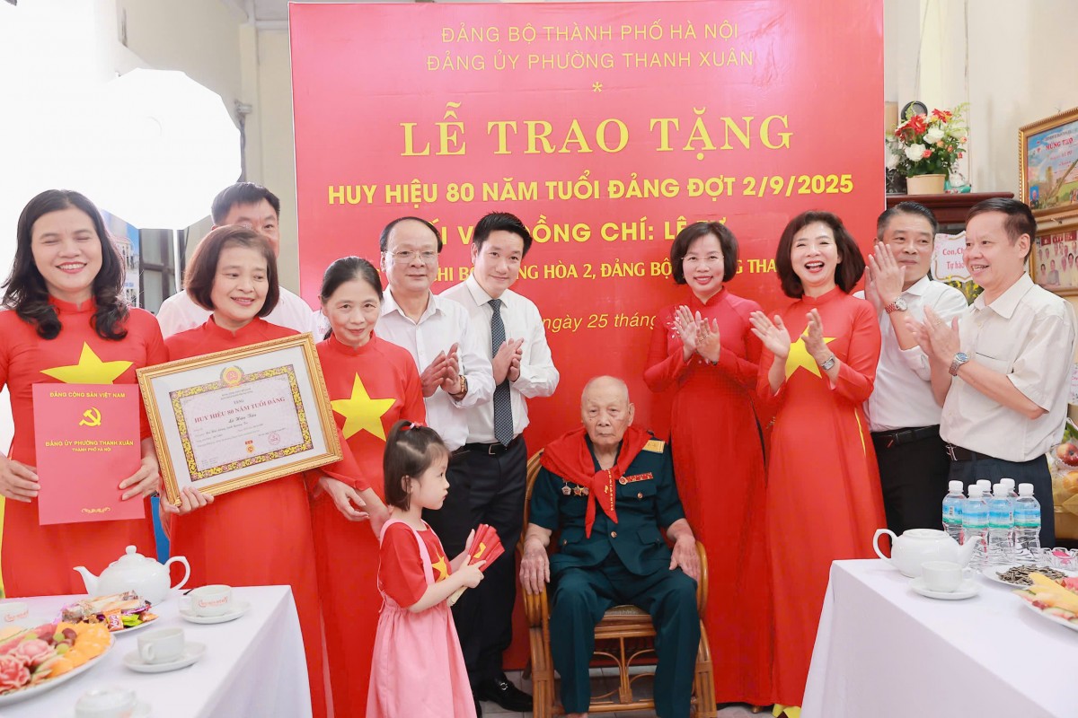 Đảng ủy phường Thanh Xuân trao Huy hiệu Đảng cho 222 đảng viên Đảng ủy phường Thanh Xuân trao Huy hiệu Đảng cho 222 đảng viên