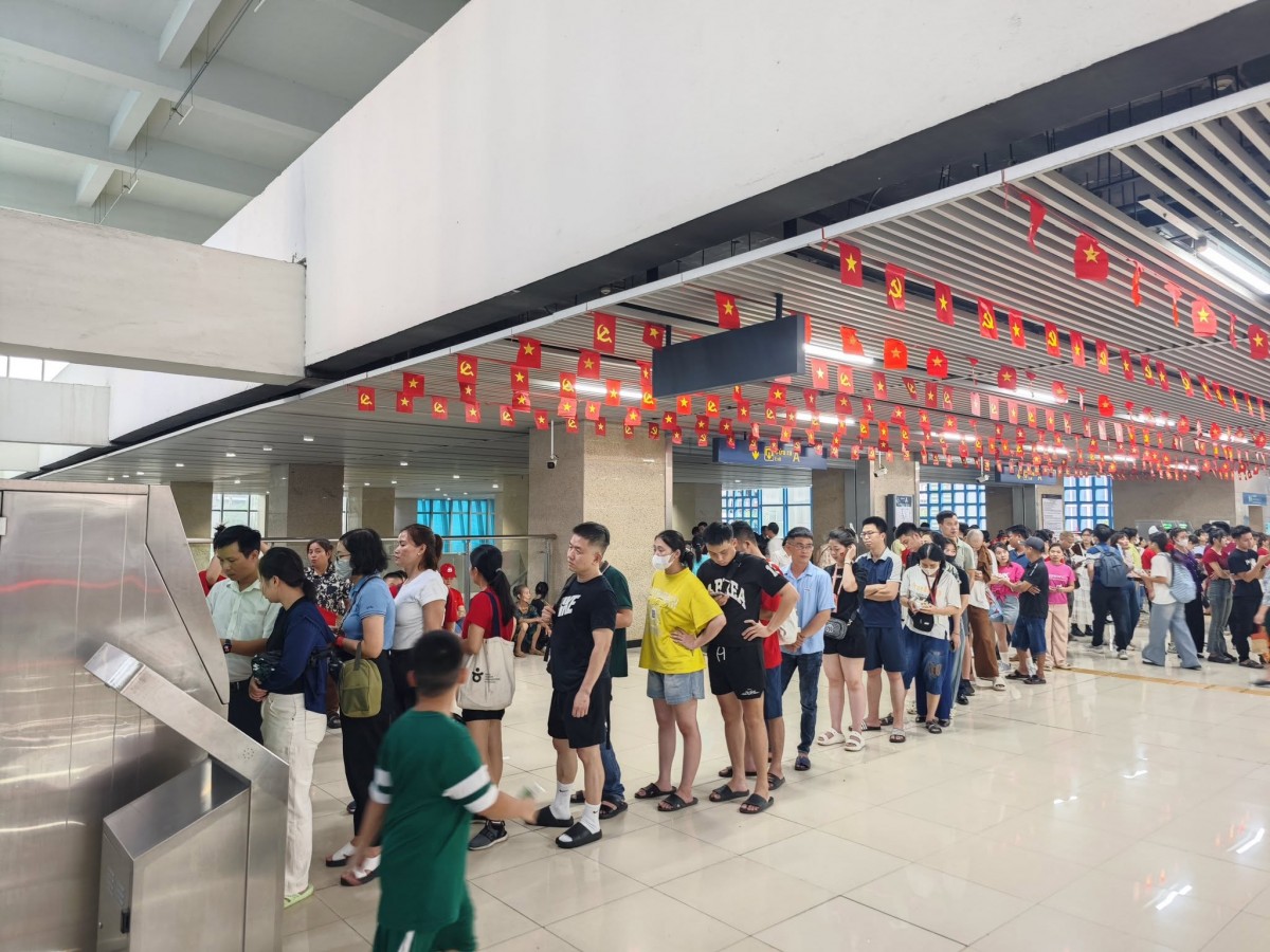 Đường sắt đô thị Hà Nội tiếp tục lập kỷ lục về lượng hành khách Đường sắt đô thị Hà Nội tiếp tục lập kỷ lục về lượng hành khách