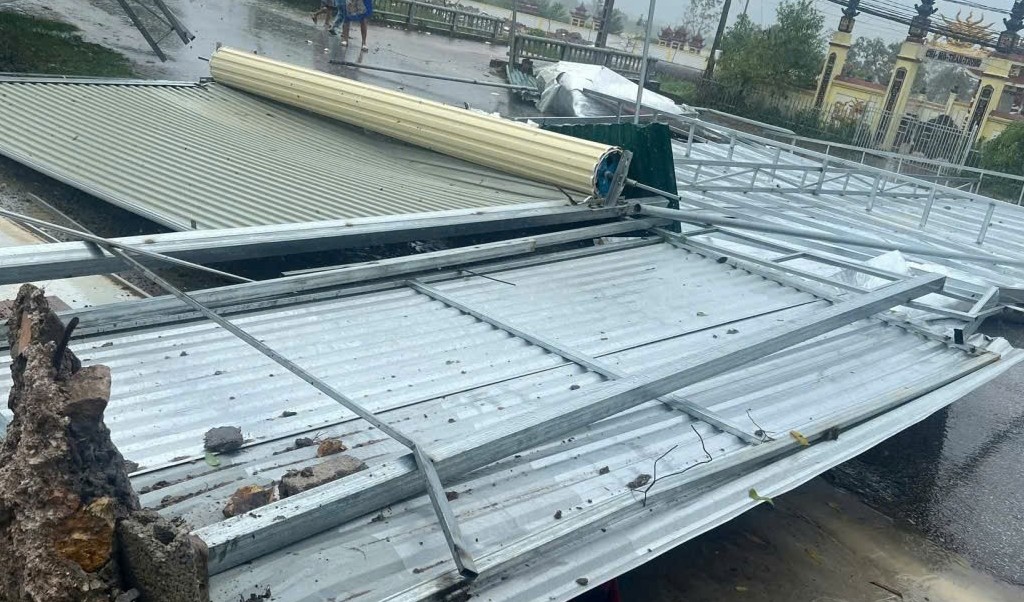 Bão số 5 quần thảo dữ dội trên đất liền Nghệ An