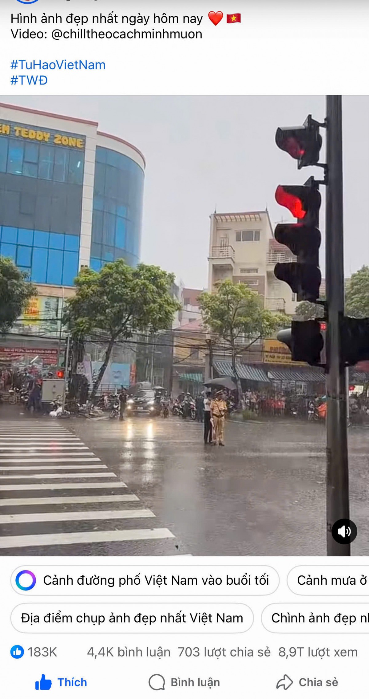 Người phụ nữ che ô cho CSGT dầm mưa, khoảnh khắc lay động triệu trái tim