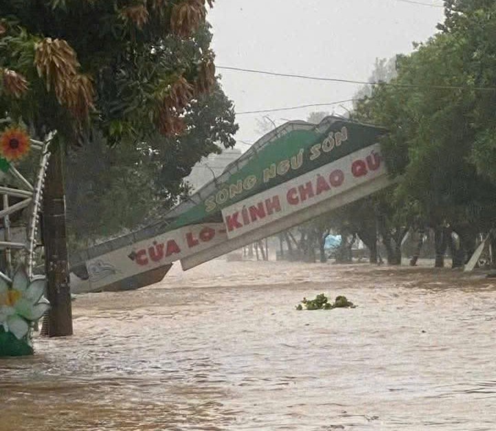 Bão số 5 quần thảo dữ dội trên đất liền Nghệ An