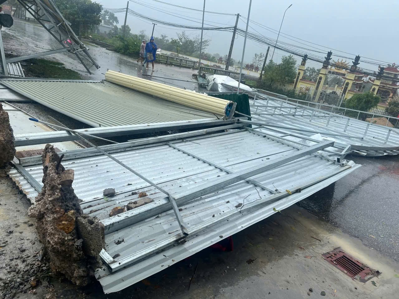 Bão số 5 quần thảo dữ dội trên đất liền Nghệ An