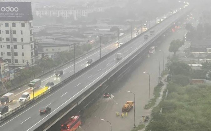 Mưa to, kéo dài nhiều tuyến phố Hà Nội ngập sâu, giao thông tê liệt