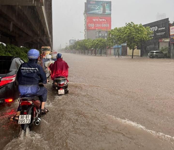 Mưa to, kéo dài nhiều tuyến phố Hà Nội ngập sâu, giao thông tê liệt