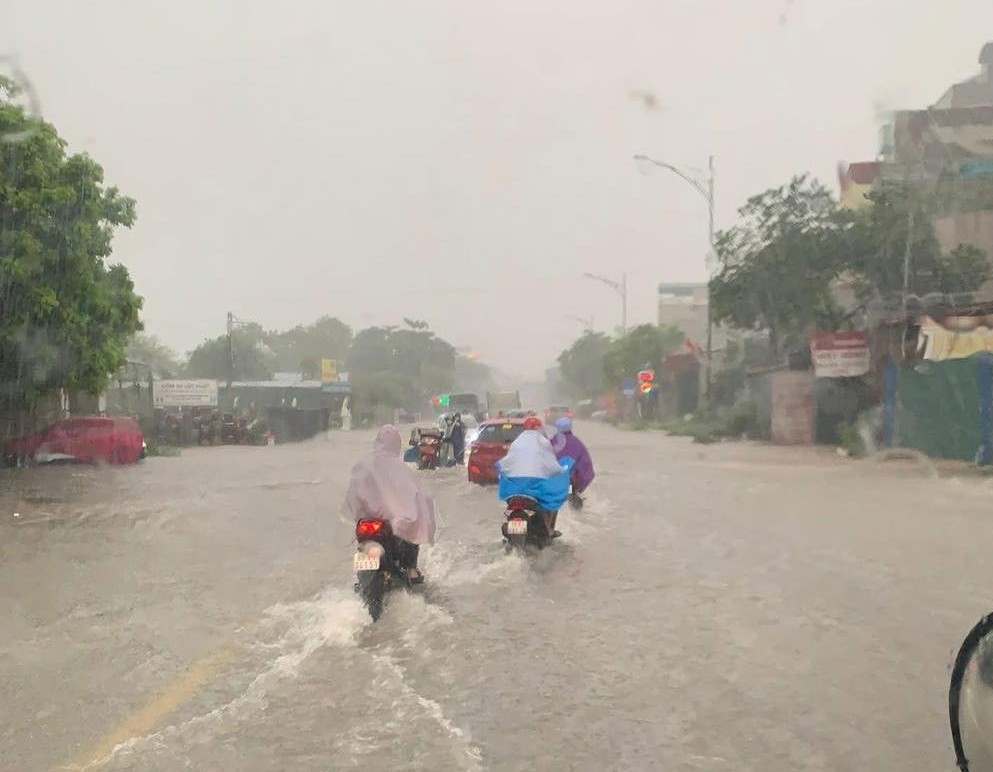 Mưa to, kéo dài nhiều tuyến phố Hà Nội ngập sâu, giao thông tê liệt