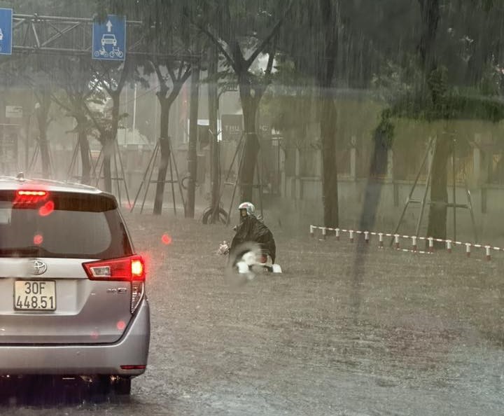 Mưa to, kéo dài nhiều tuyến phố Hà Nội ngập sâu, giao thông tê liệt