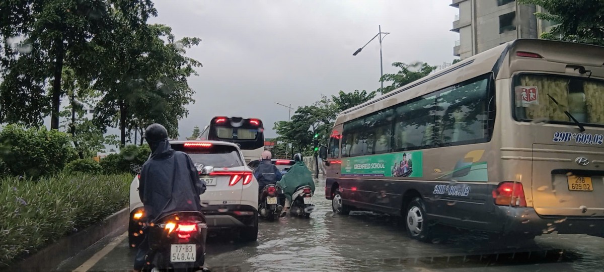 Mưa to, kéo dài nhiều tuyến phố Hà Nội ngập sâu, giao thông tê liệt