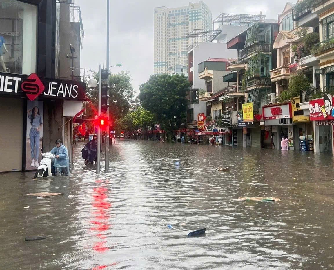 Mưa to, kéo dài nhiều tuyến phố Hà Nội ngập sâu, giao thông tê liệt