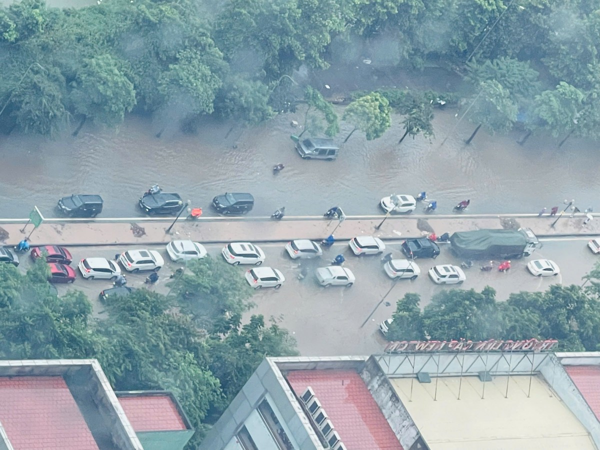 Mưa to, kéo dài nhiều tuyến phố Hà Nội ngập sâu, giao thông tê liệt