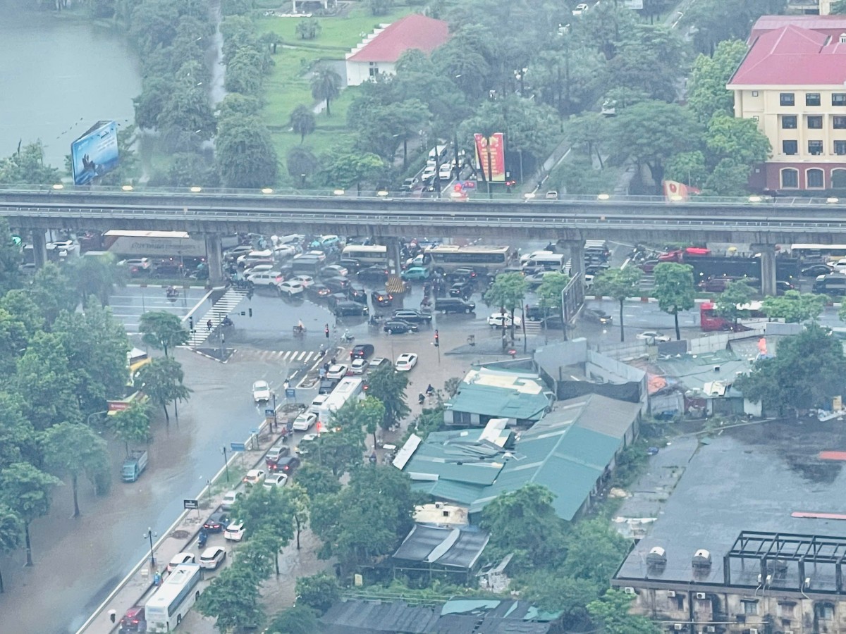 Mưa to, kéo dài nhiều tuyến phố Hà Nội ngập sâu, giao thông tê liệt