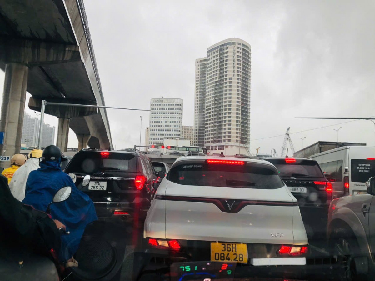 Mưa to, kéo dài nhiều tuyến phố Hà Nội ngập sâu, giao thông tê liệt