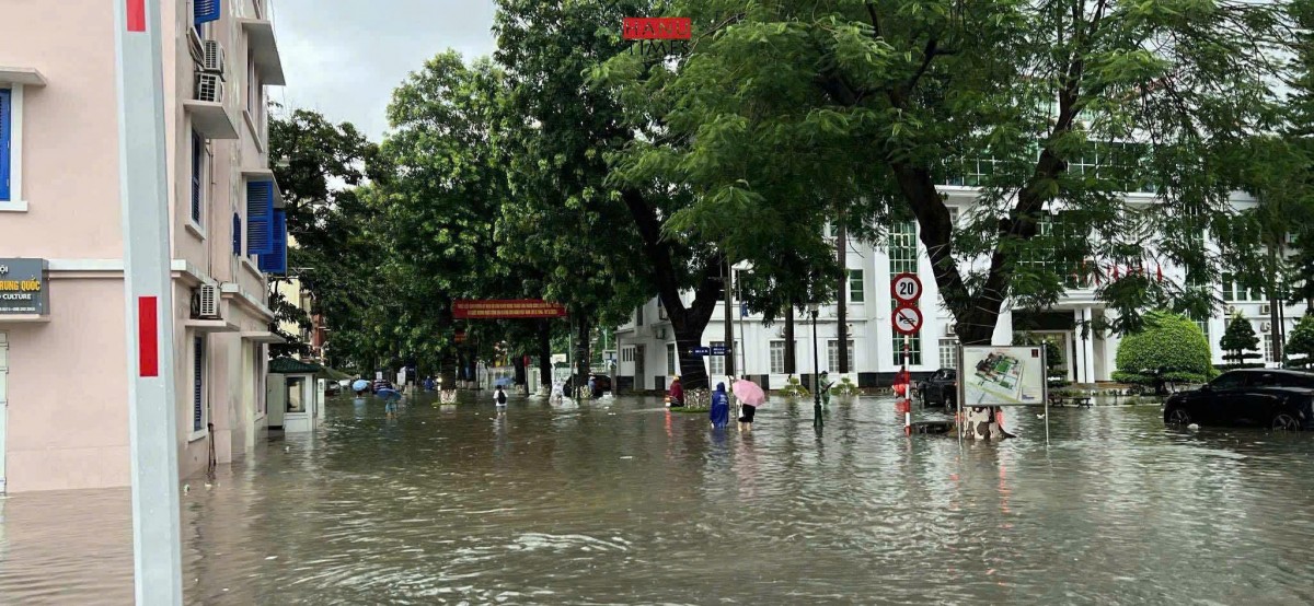 Hà Nội chìm trong biển nước, nhiều tuyến phố tê liệt