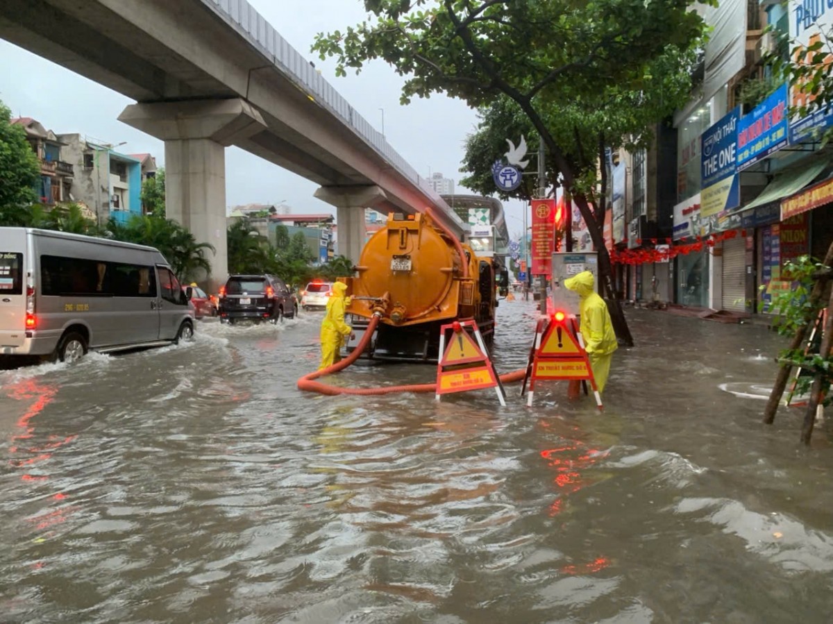Hà Nội: Mưa lớn do hoàn lưu bão số 5 tiếp tục gây ngập nhiều điểm