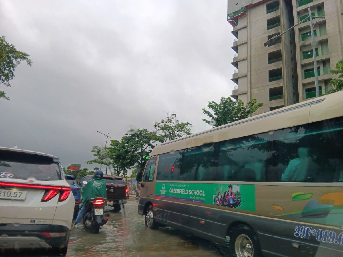 Hà Nội chìm trong biển nước, nhiều tuyến phố tê liệt