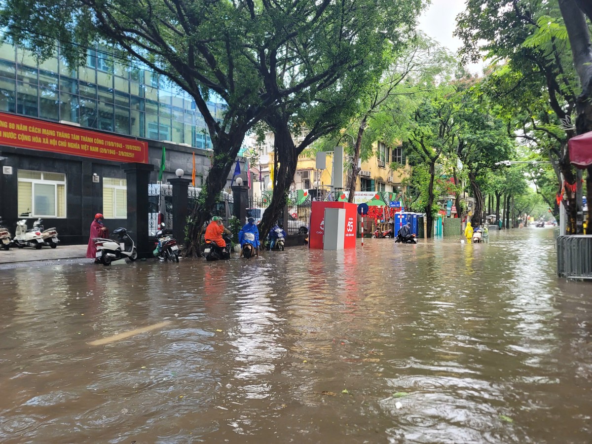 Công an Hà Nội căng mình phân luồng, hỗ trợ người dân tại các 