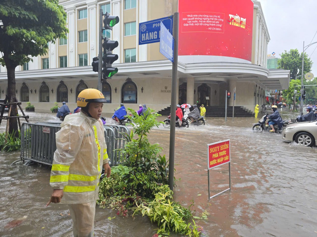 Công an Hà Nội căng mình phân luồng, hỗ trợ người dân tại các 