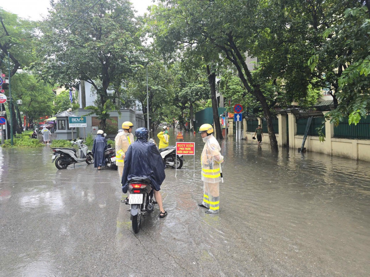 Công an Hà Nội căng mình phân luồng, hỗ trợ người dân tại các 