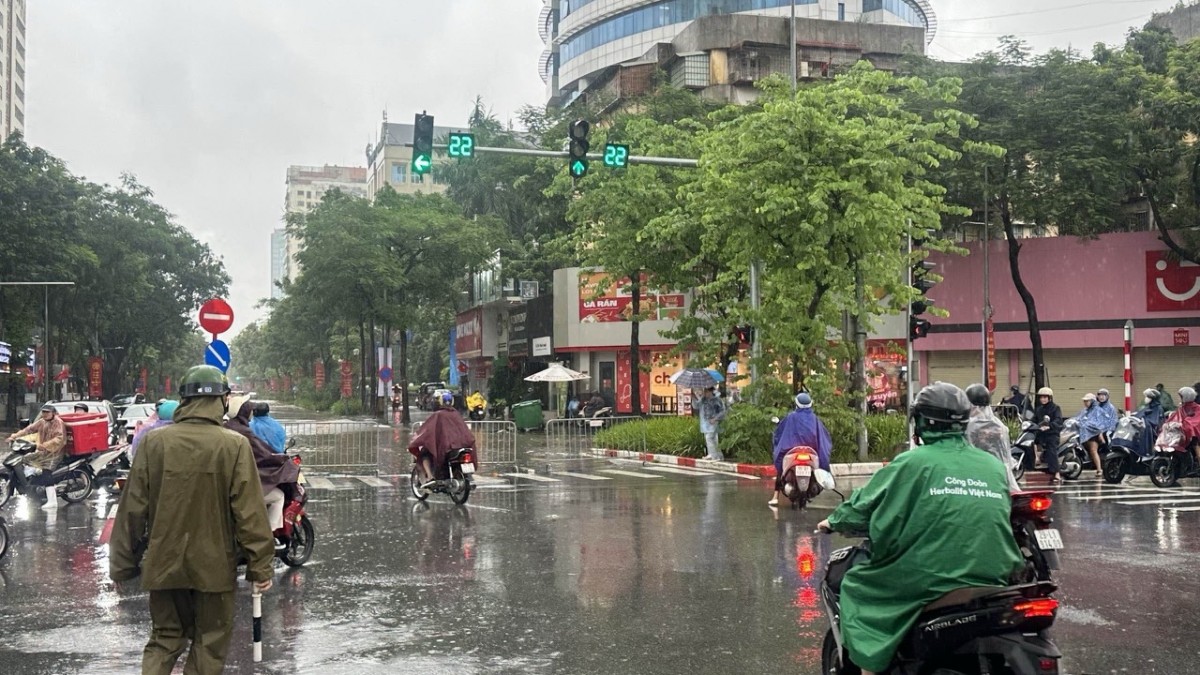 Công an Hà Nội căng mình phân luồng, hỗ trợ người dân tại các 